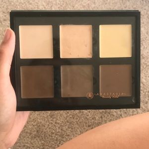Very gently used Anastasia contour kit